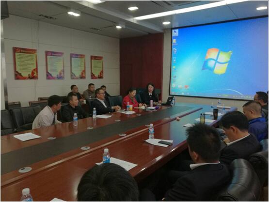 保山移动综合部总司理李梅（前排右一）在培训会上讲话。。。。