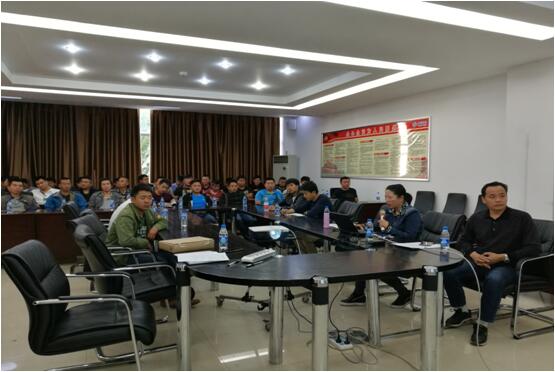 365速发国际办公室主任宋洋（右二）在清静培训会上宣贯365速发国际公司车辆治理制度和清静执律例则。。。。