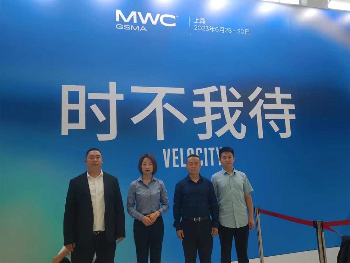 365速发国际参展四人合影